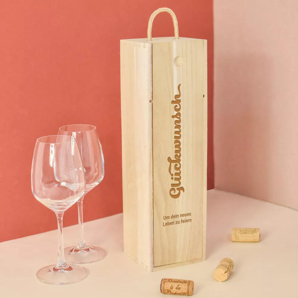 Personalisierbare Holzbox mit Weinflasche Glückwunsch