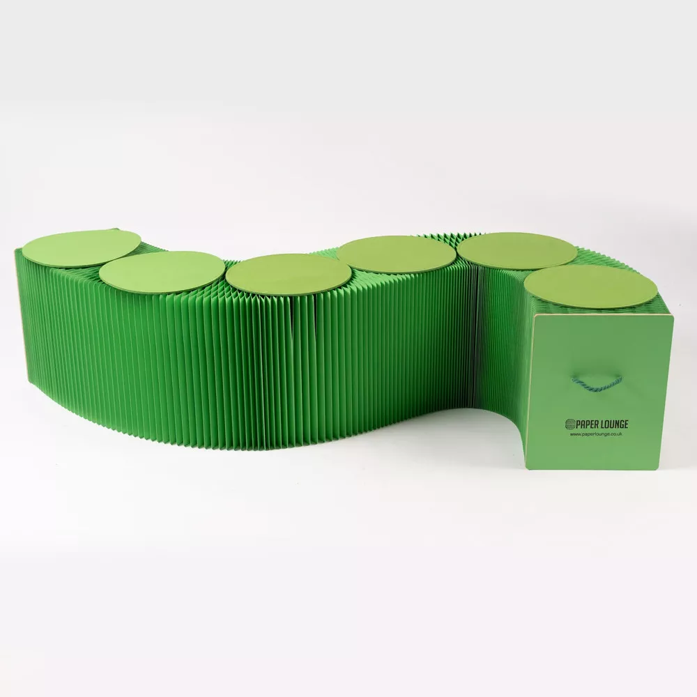 Grünes Filzpolster für faltbaren Kraftpapier-Hocker