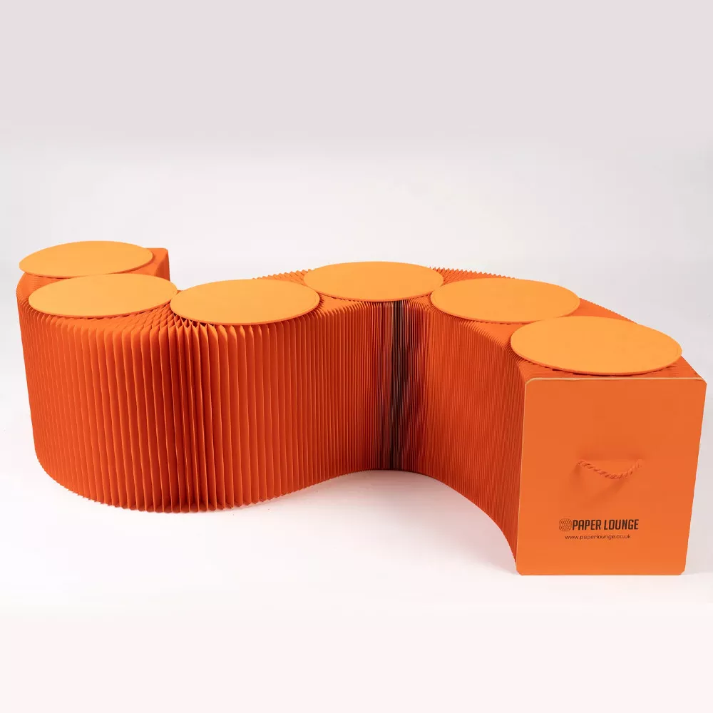 Oranges Filzpolster für faltbaren Kraftpapier-Hocker