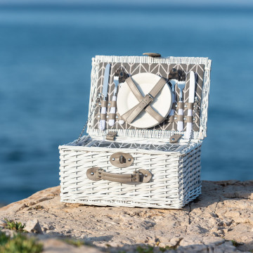 Isolierter Weiden-Picknickkorb für Verliebte mit Besteck