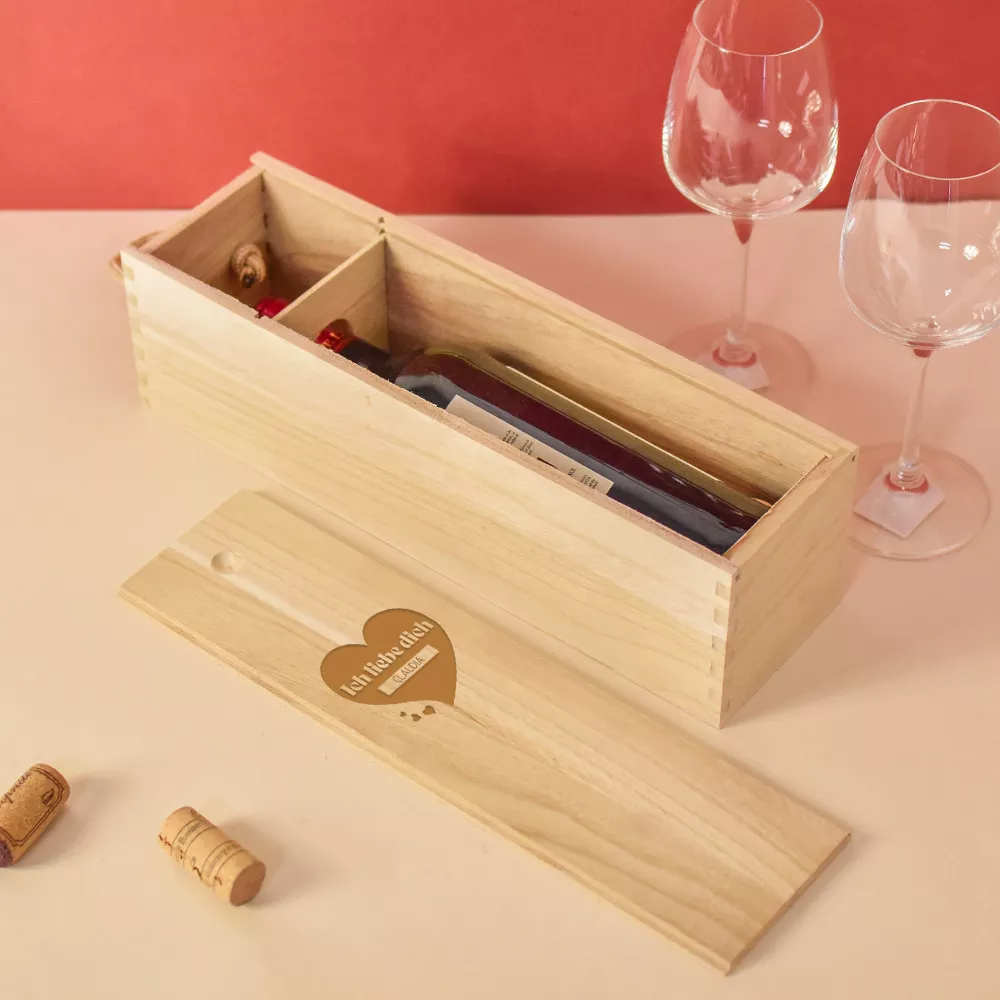 Holzkiste mit einer Flasche Wein Ich liebe Dich Zum Personalisieren