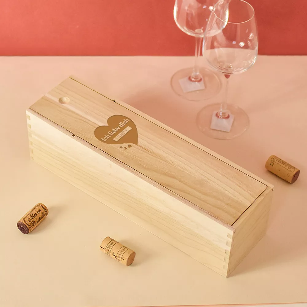 Holzkiste mit einer Flasche Wein Ich liebe Dich Zum Personalisieren
