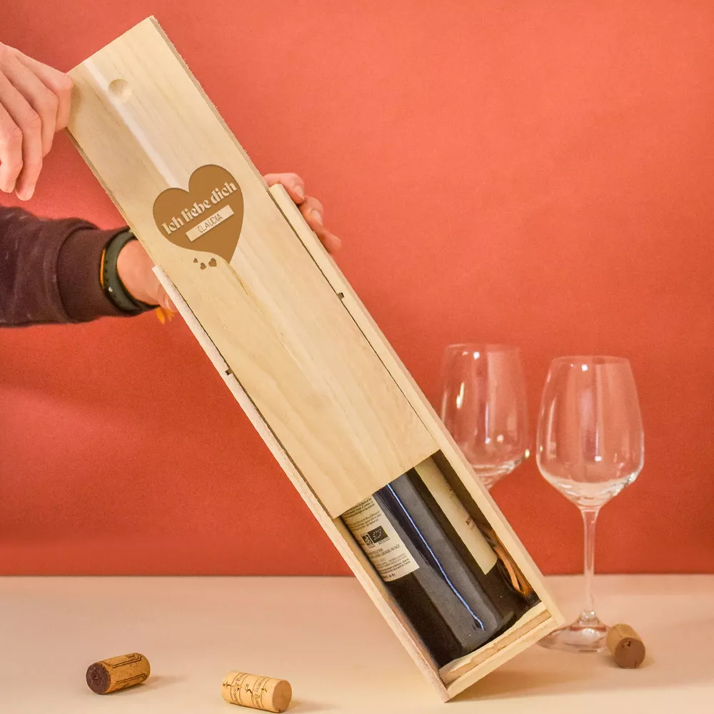 Holzkiste mit einer Flasche Wein Ich liebe Dich Zum Personalisieren