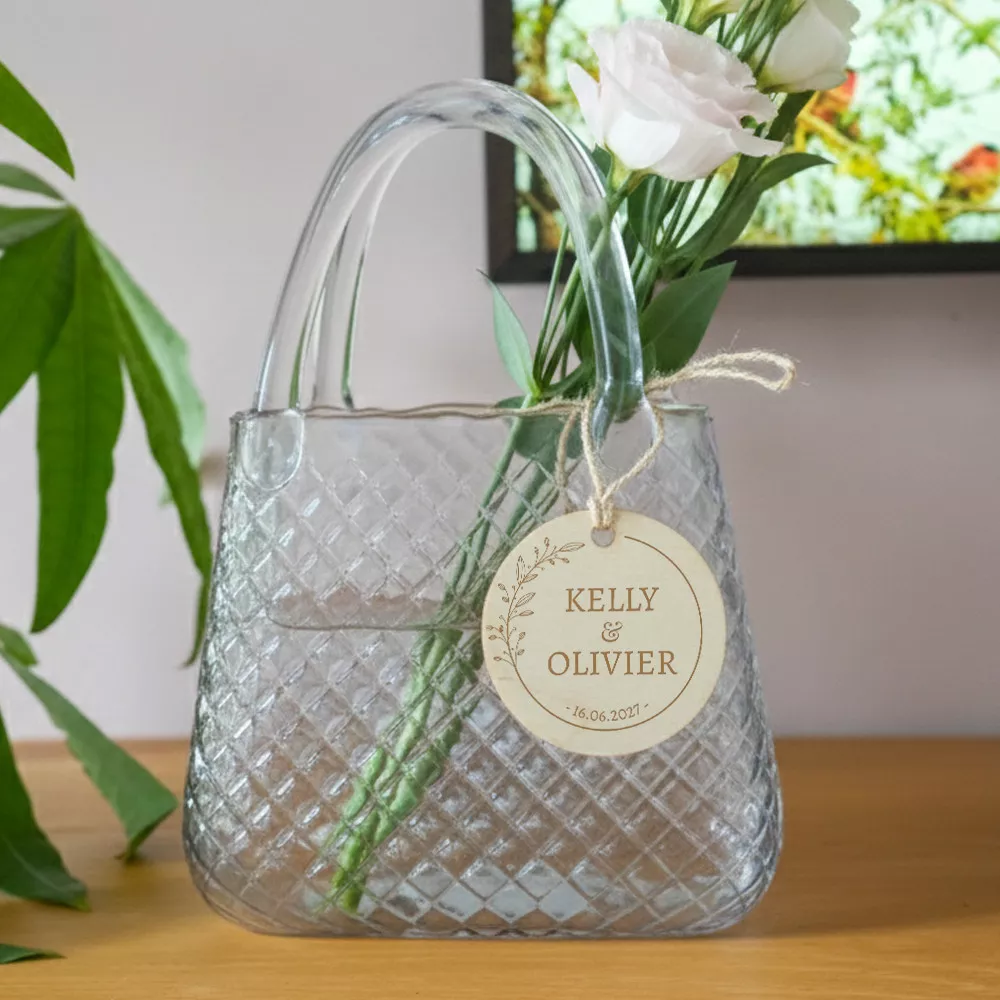 Handtaschen-Vase aus Glas mit personalisiertem Hochzeits-Holzanhänger