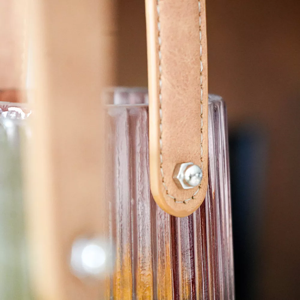 Personalisierbare geriffelte Vase mit Geburtstagsmedaillon