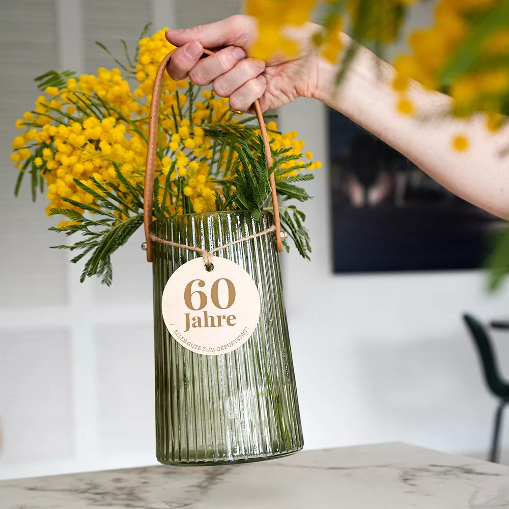 Personalisierbare geriffelte Vase mit Geburtstagsmedaillon