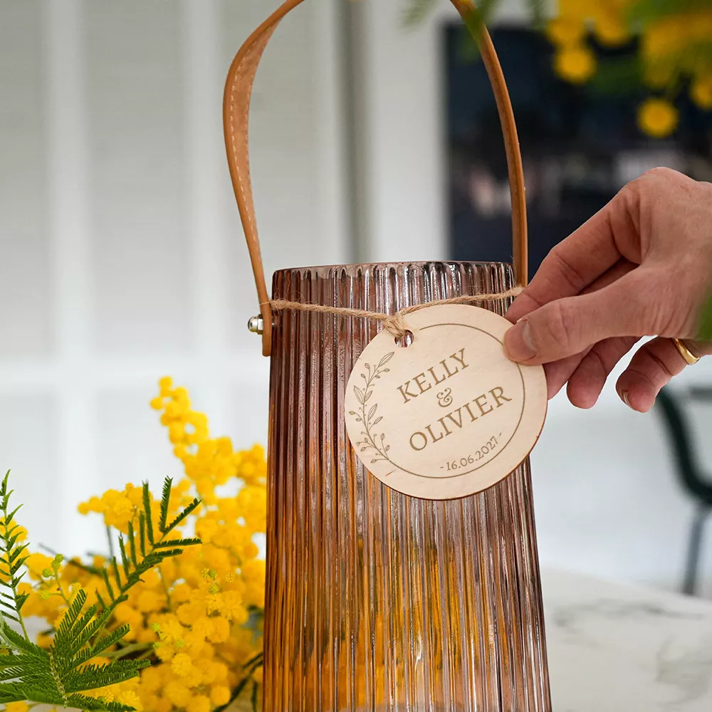 Personalisierbare geriffelte Vase mit Hochzeitsmedaillon