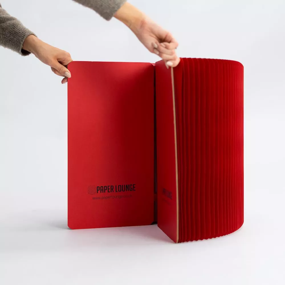 Faltbarer Sitzhocker aus rotem Kraftpapier, 28 cm