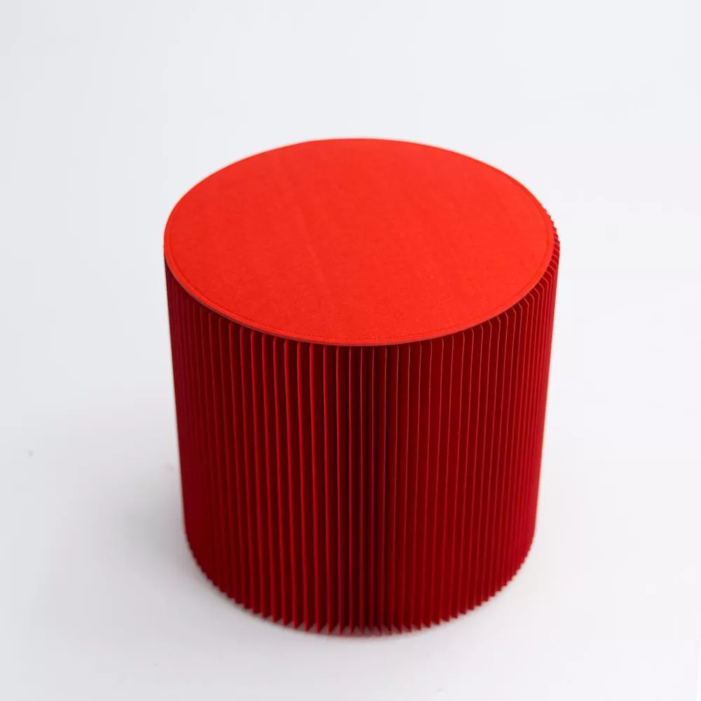 Faltbarer Sitzhocker aus rotem Kraftpapier, 28 cm