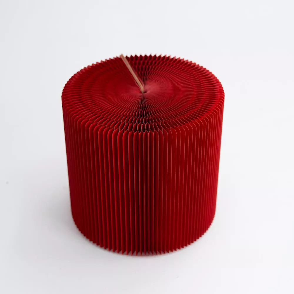 Faltbarer Sitzhocker aus rotem Kraftpapier, 28 cm