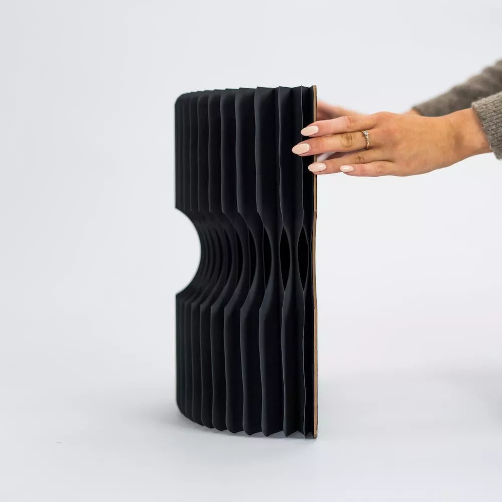 Schwarzer faltbarer Design-Hocker aus Kraftpapier 38 cm