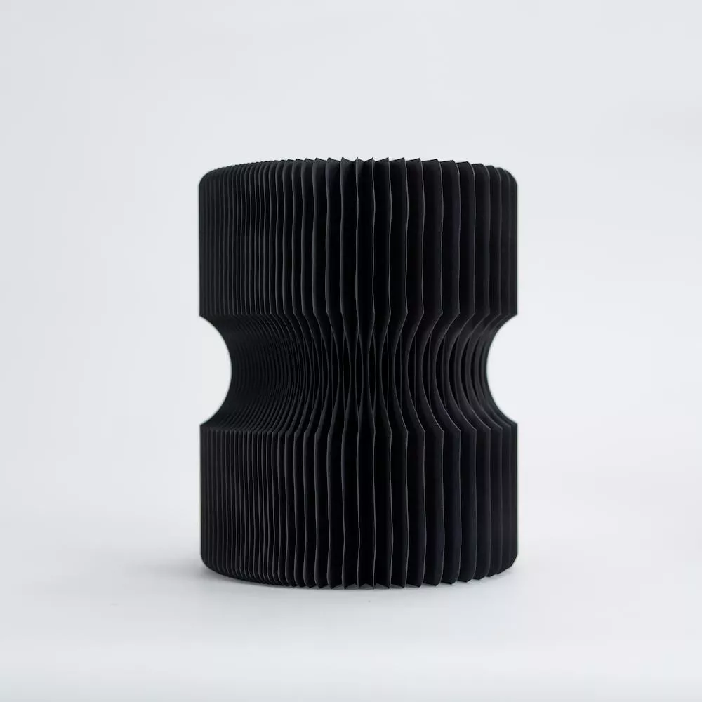 Schwarzer faltbarer Design-Hocker aus Kraftpapier 38 cm
