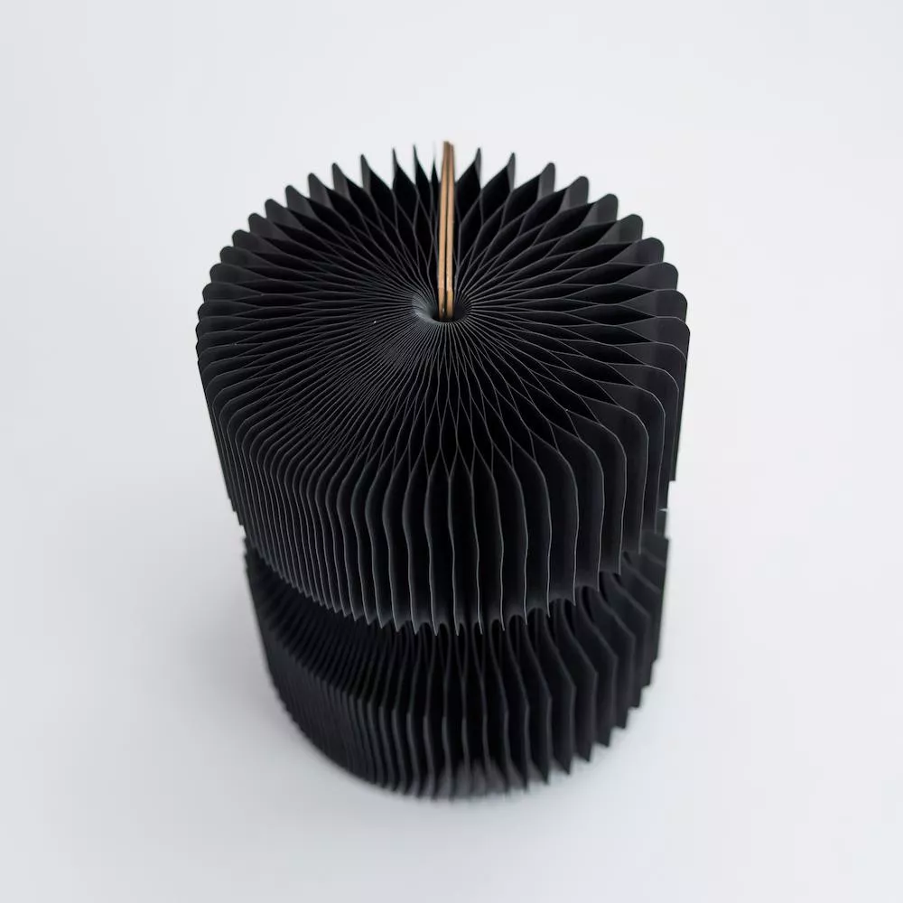Schwarzer faltbarer Design-Hocker aus Kraftpapier 38 cm