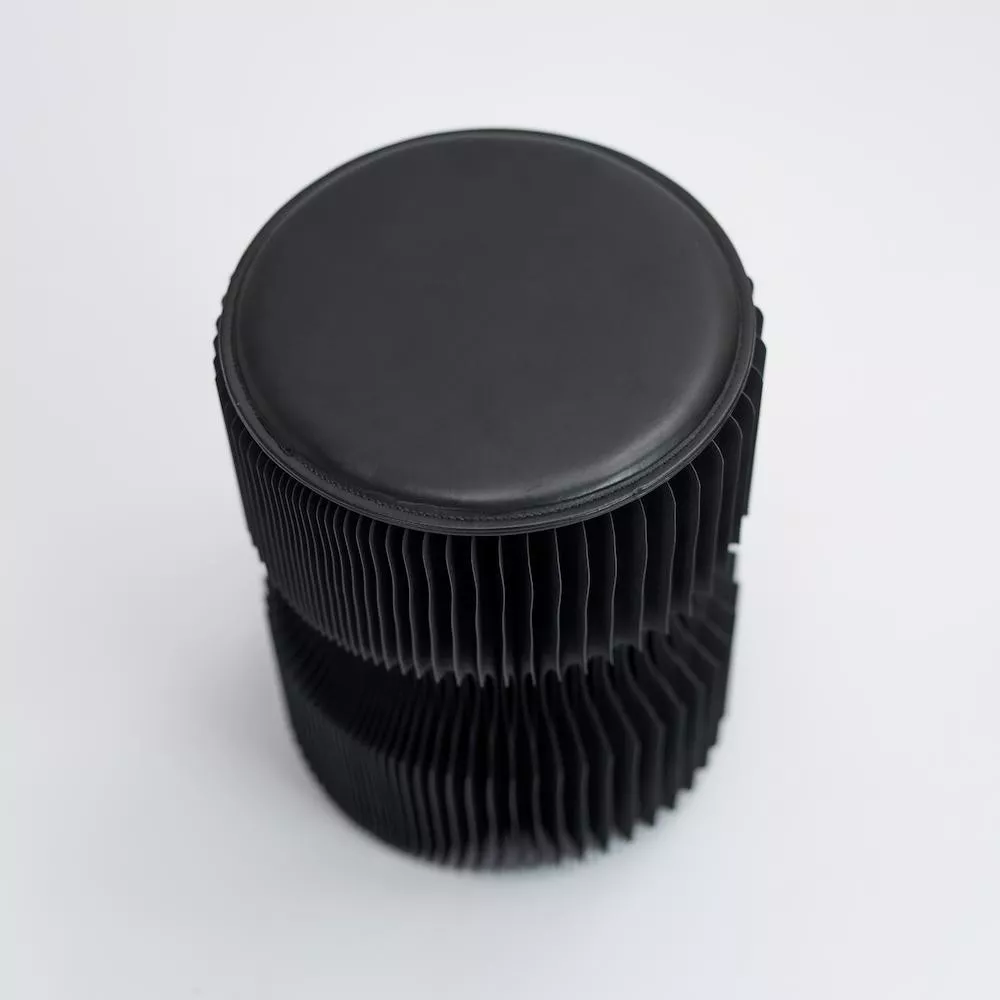 Schwarzer faltbarer Design-Hocker aus Kraftpapier 38 cm