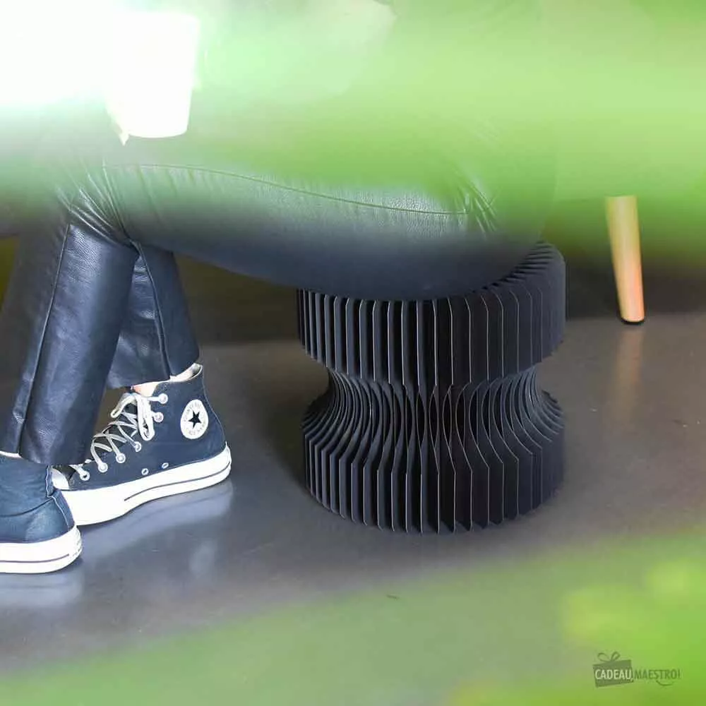 Kompakter faltbarer Design-Hocker aus Kraftpapier Schwarz 28 cm