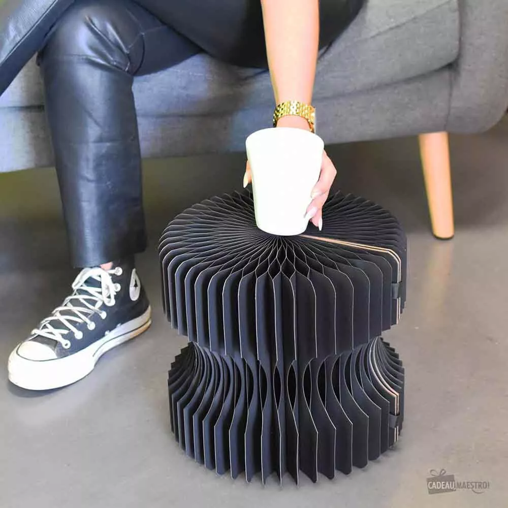 Kompakter faltbarer Design-Hocker aus Kraftpapier Schwarz 28 cm
