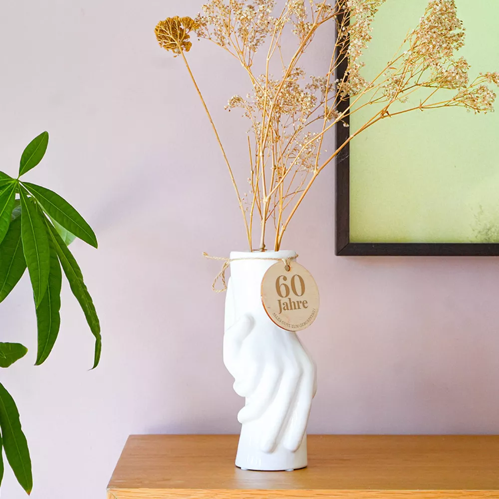 Personalisierbare Vase im Zwei-Hände-Design mit Geburtstagsmedaillon