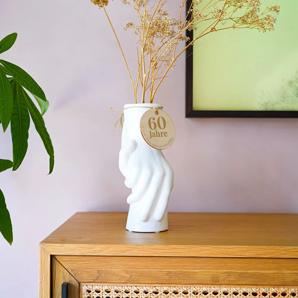 Personalisierbare Vase im Zwei-Hände-Design mit Geburtstagsmedaillon