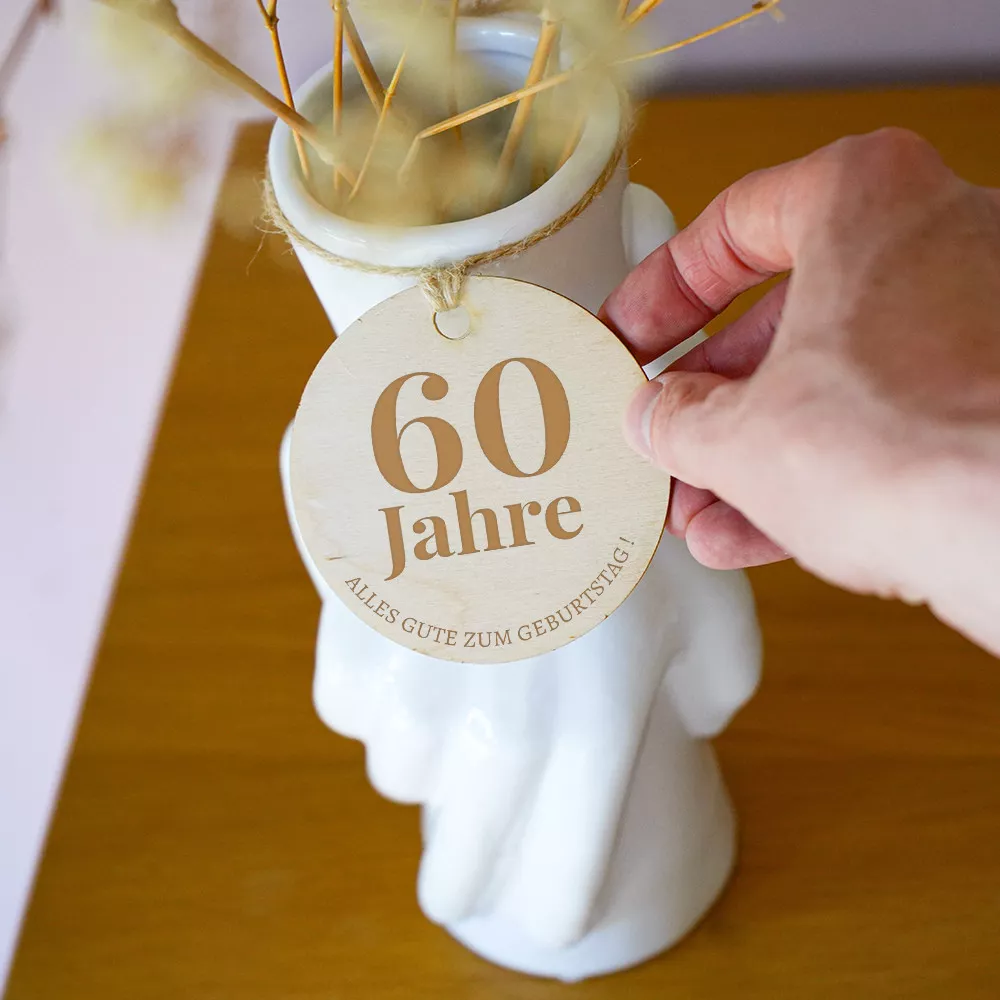 Personalisierbare Vase im Zwei-Hände-Design mit Geburtstagsmedaillon
