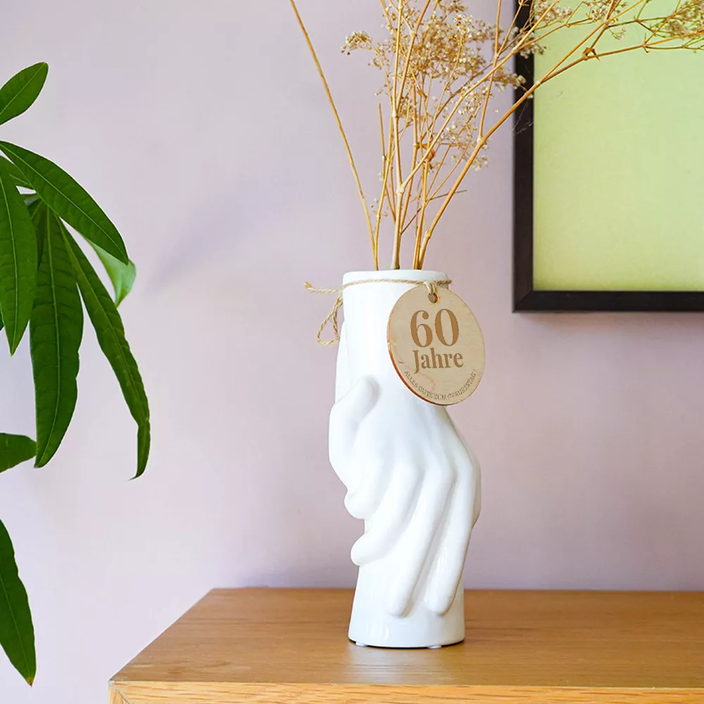 Personalisierbare Vase im Zwei-Hände-Design mit Geburtstagsmedaillon