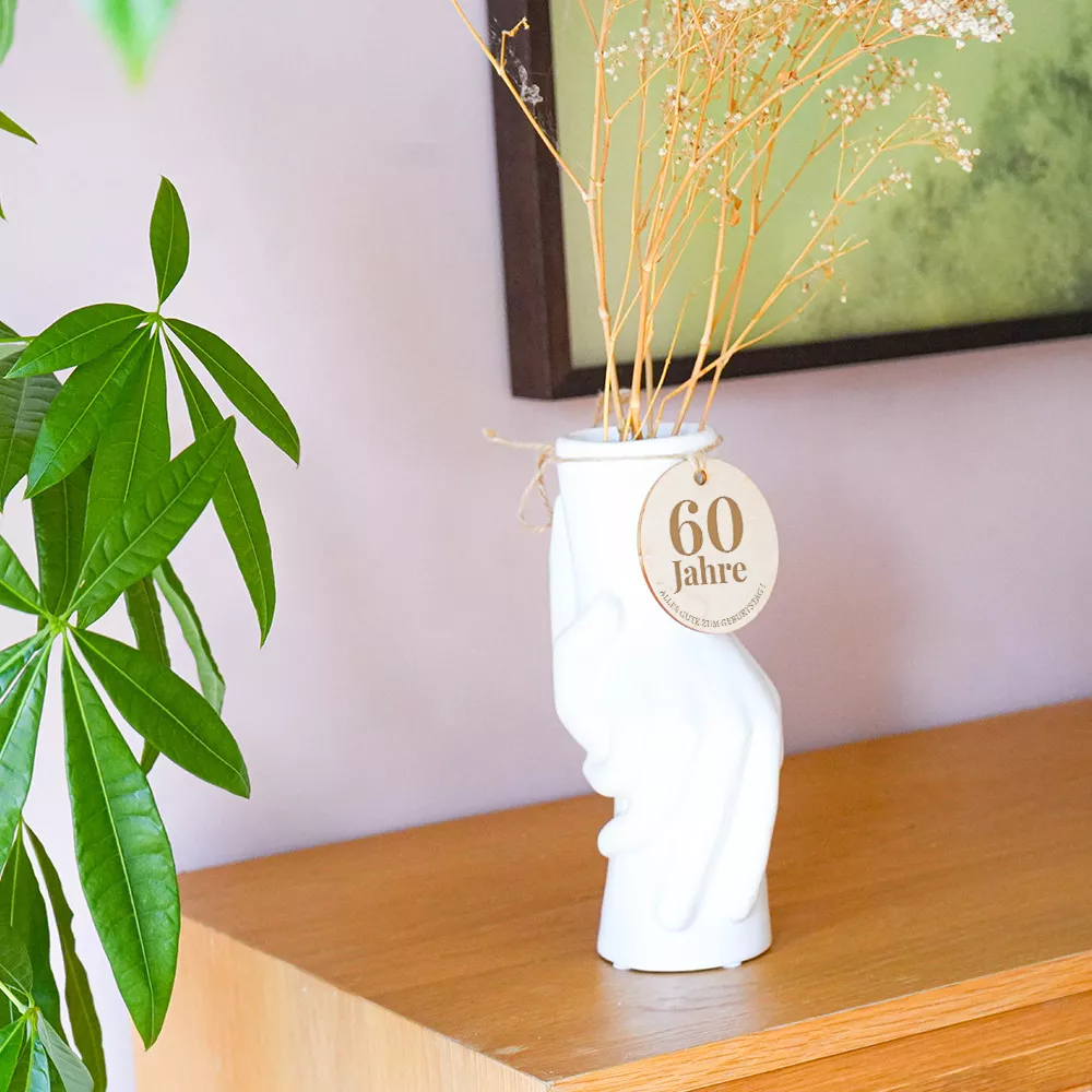 Personalisierbare Vase im Zwei-Hände-Design mit Geburtstagsmedaillon