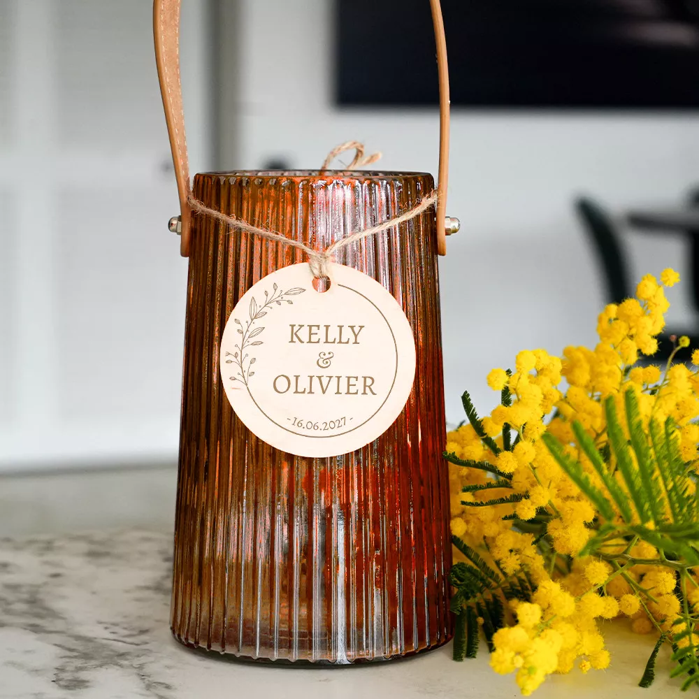 Personalisierbare geriffelte Vase mit Hochzeitsmedaillon