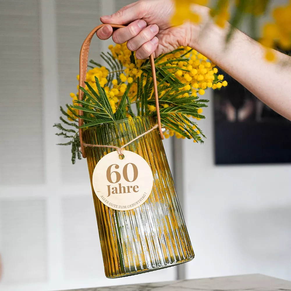 Personalisierbare geriffelte Vase mit Geburtstagsmedaillon