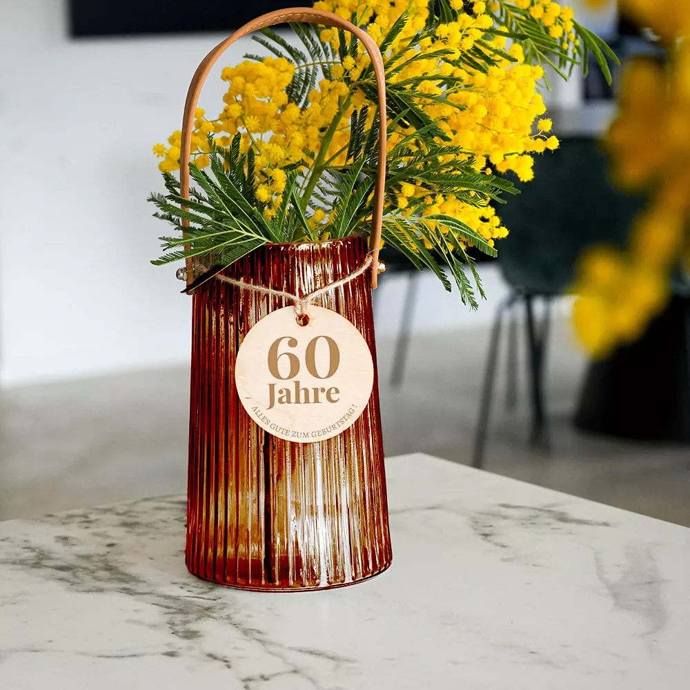 Personalisierbare geriffelte Vase mit Geburtstagsmedaillon