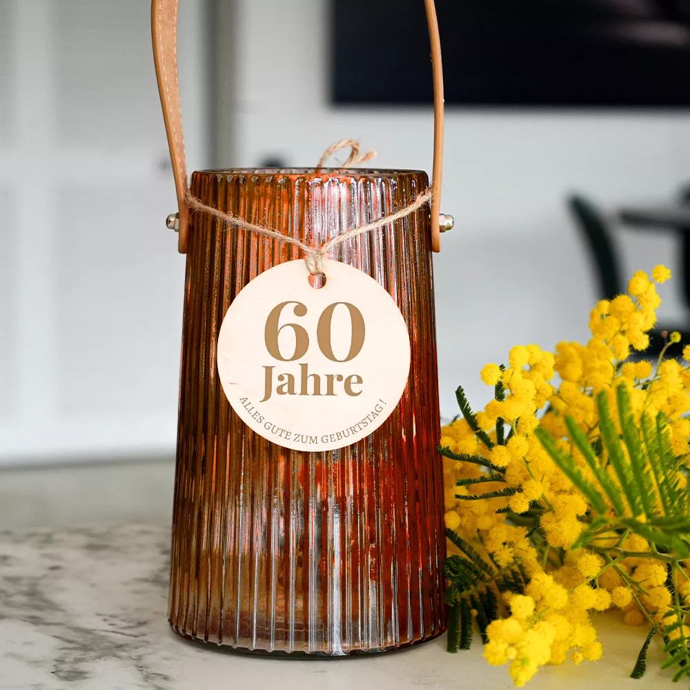 Personalisierbare geriffelte Vase mit Geburtstagsmedaillon