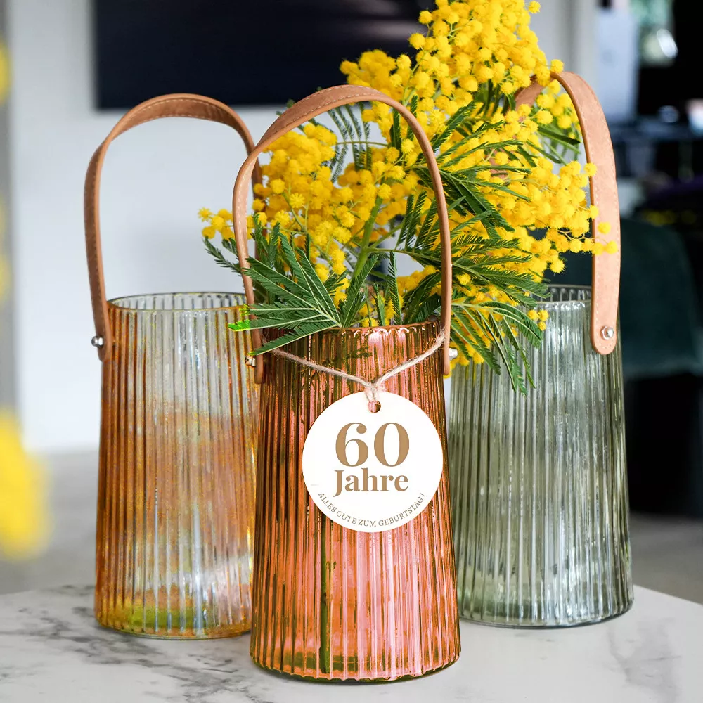 Personalisierbare geriffelte Vase mit Geburtstagsmedaillon