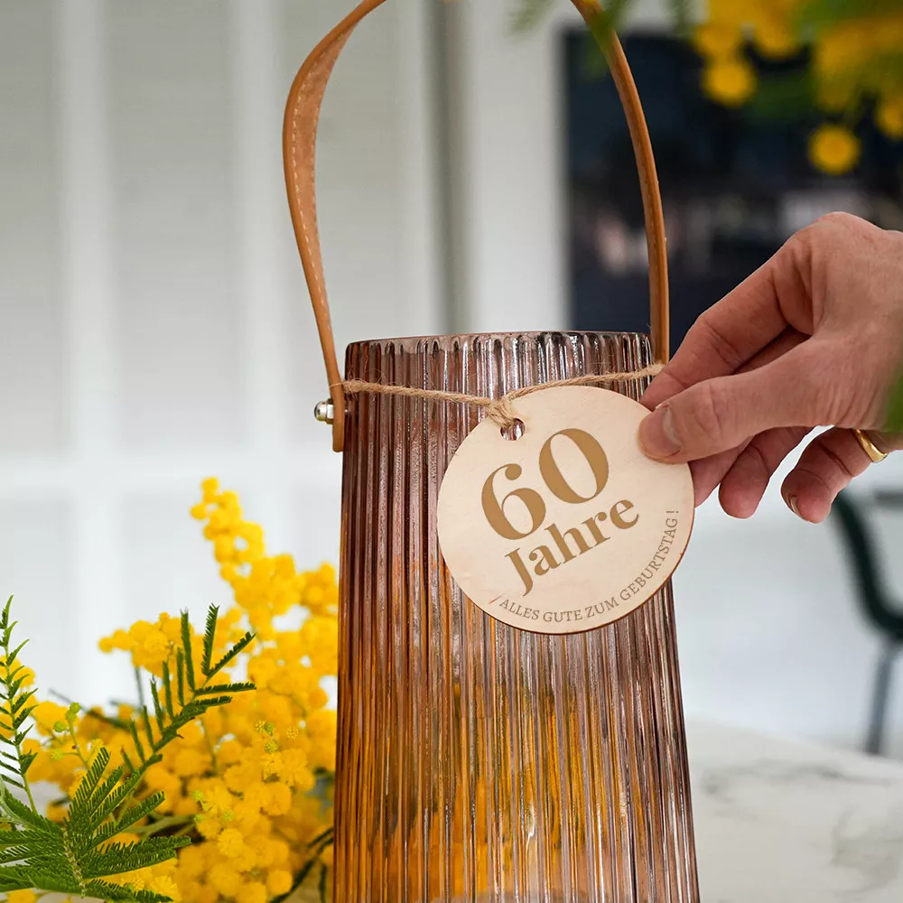 Personalisierbare geriffelte Vase mit Geburtstagsmedaillon
