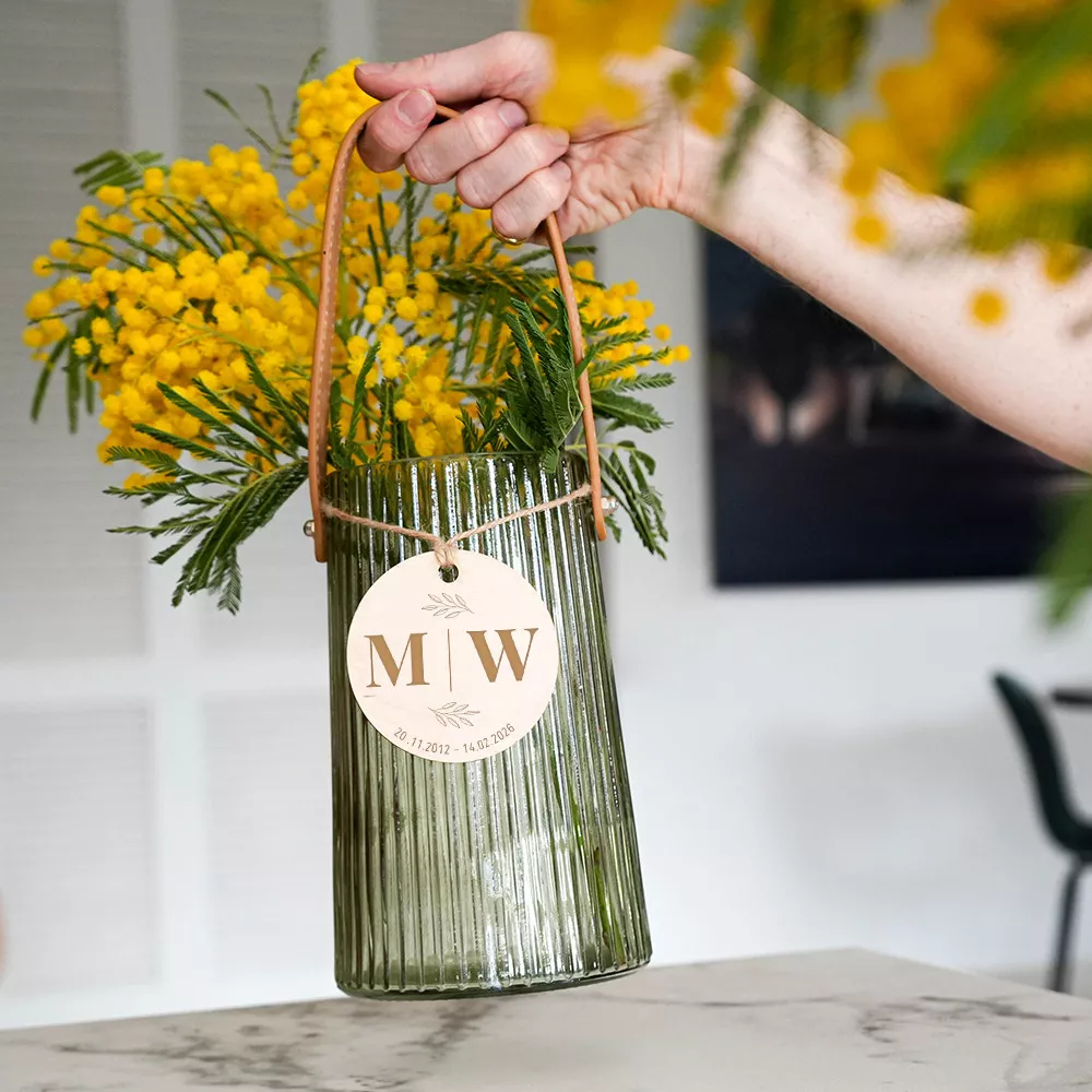 Gerippte Vase mit Medaillonpaar zur Personalisierung