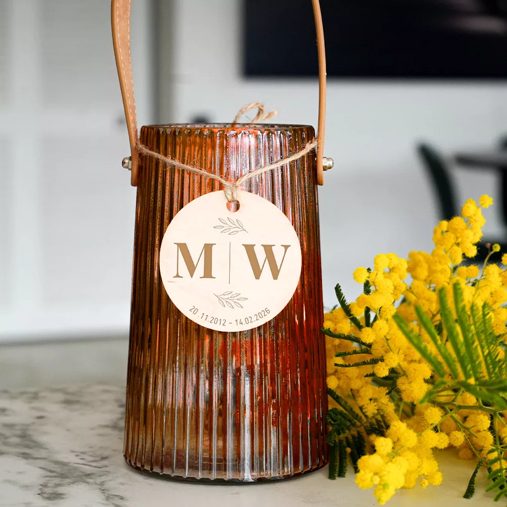 Gerippte Vase mit Medaillonpaar zur Personalisierung
