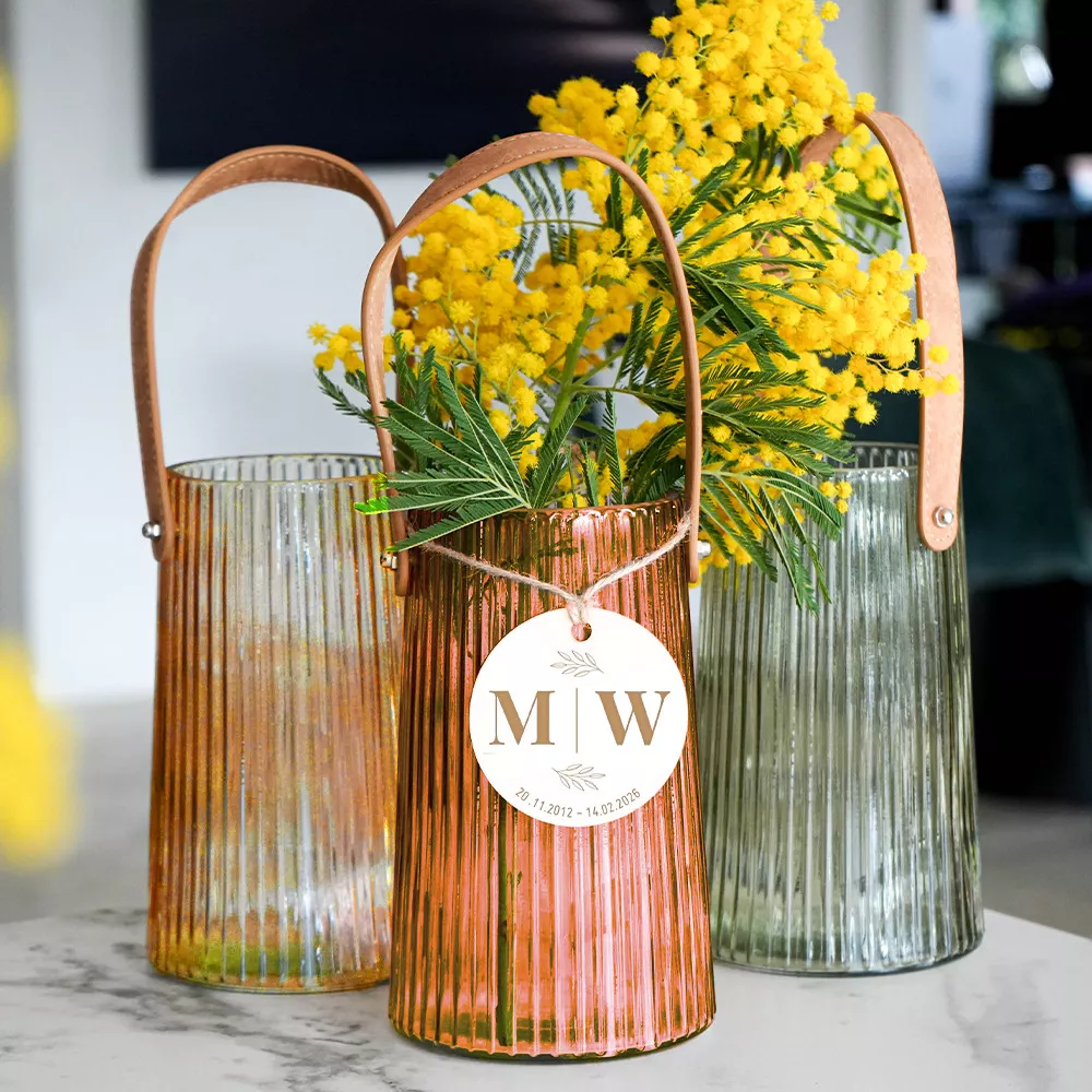 Gerippte Vase mit Medaillonpaar zur Personalisierung
