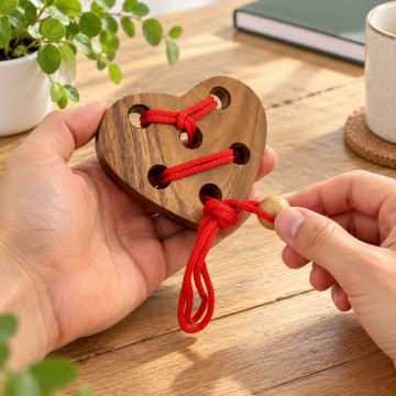 Holzpuzzle Herz mit Schnur