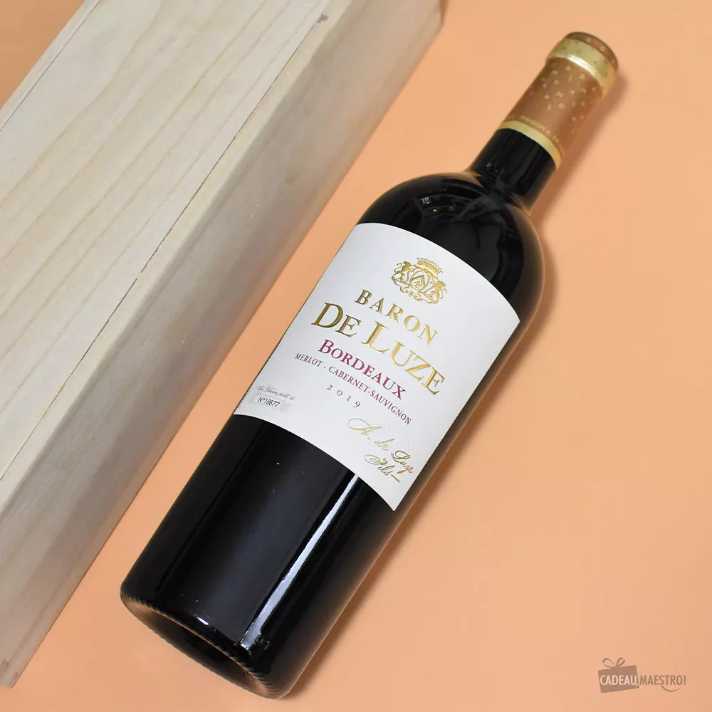 Holzkiste mit Weinflasche Bouteille baron de Luze Rouge 2019