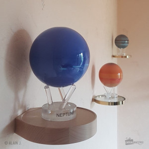 Alain J. präsentiert Globe Planète Neptune Mova